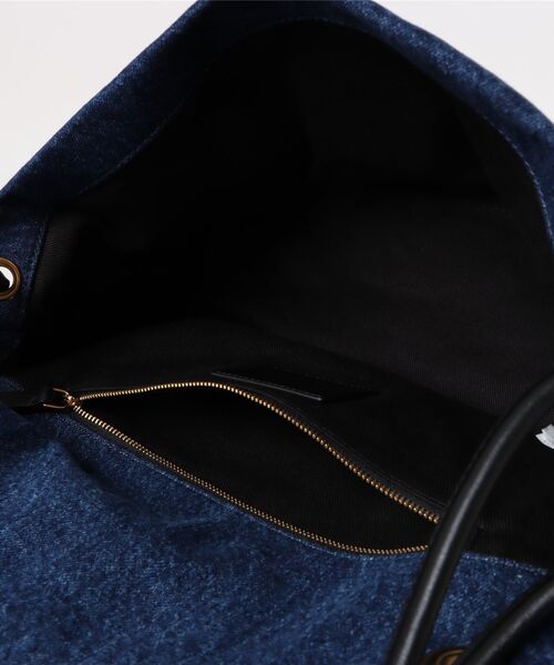 MARC JACOBS(マークジェイコブス)の「TRINKET CHARM DENIM LARGE DUAL BAG/ザ トリンケット チャーム デニム ラージ デュアル バッグ(ショルダーバッグ・レディース・ロイヤルブルー・ONE SIZE)」の11枚目の写真