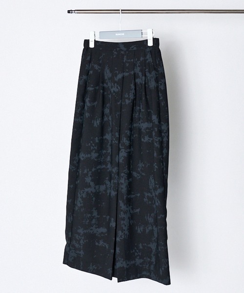 RUMCHE(ラムシェ)の「Abstract Paint Skirt / アブストラクトペイントスカート(スカート・レディース・チャコールグレー/オフホワイト・FREE)」の2枚目の写真
