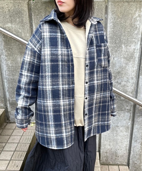 CRB(シーアールビー)の「裏ボアチェックシャツ(シャツ/ブラウス・レディース・レッド/キャメル/ネイビー/ブラック/ブルー・F)」の3枚目の写真