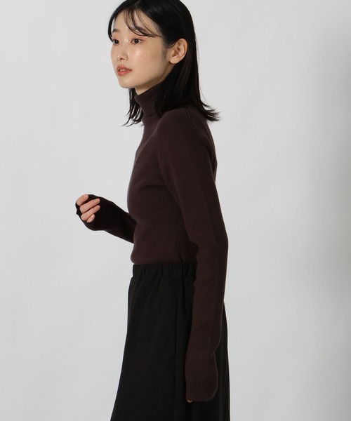 LAKOLE（ラコレ）の「12ゲージリブタートルニットプルオーバー / 634869（ニット/セーター・レディース・ブラウン/アイボリー/ブラック/チャコールグレー/レッド・FREE）」の6枚目の写真