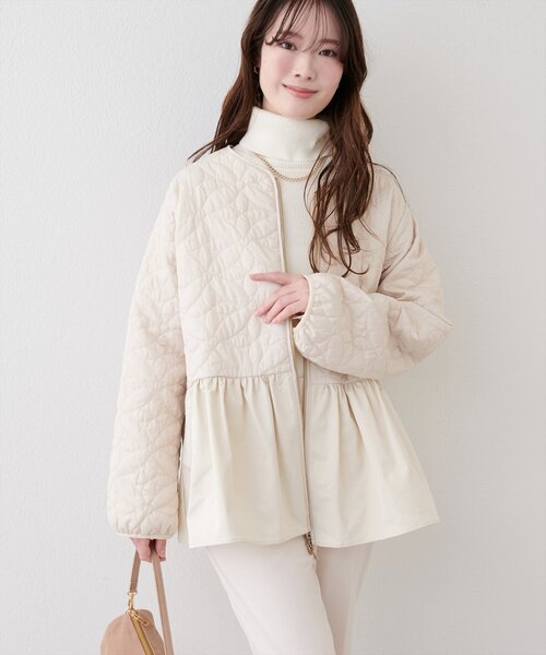 natural couture（ナチュラルクチュール）の「フラワーキルティングペプラムジャケット（ノーカラージャケット・レディース・アイボリー/ブラック・FREE）」の2枚目の写真