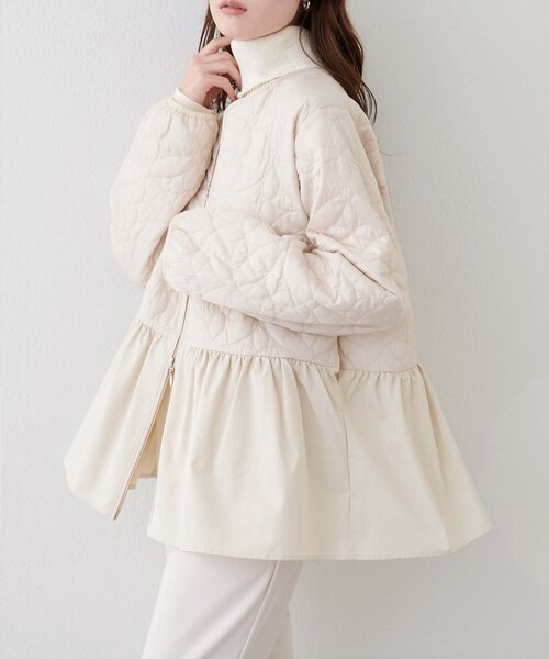 natural couture（ナチュラルクチュール）の「フラワーキルティングペプラムジャケット（ノーカラージャケット・レディース・アイボリー/ブラック・FREE）」の3枚目の写真