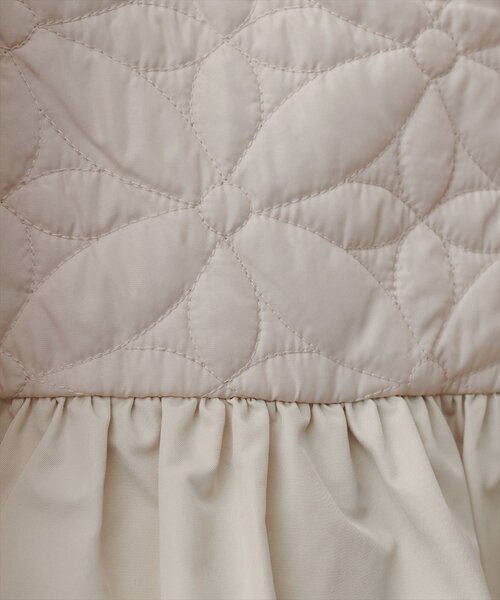 natural couture（ナチュラルクチュール）の「フラワーキルティングペプラムジャケット（ノーカラージャケット・レディース・アイボリー/ブラック・FREE）」の7枚目の写真