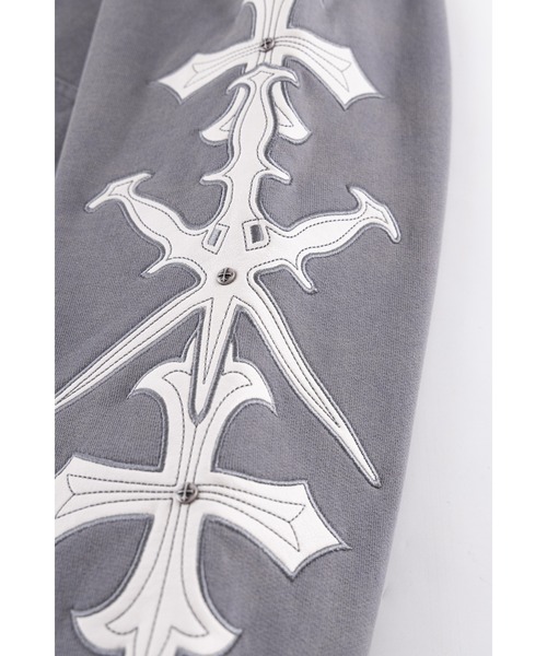 UNKNOWN LONDON(アンノウン・ロンドン)の「ジップフーディ|Dagger Cross Leather Patch Zip Hoodie|Unknown London(パーカー・メンズ・グレー/ブラック・MEDIUM/SMALL/X-LARGE/LARGE)」の4枚目の写真