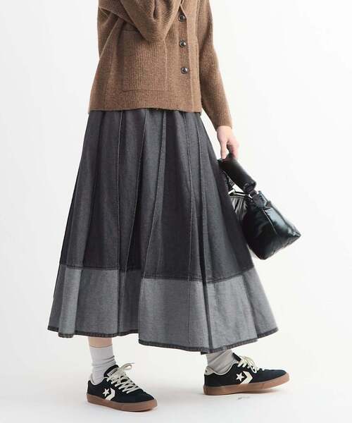 CONVERSE TOKYO（コンバーストウキョウ）の「WIDE PLEATED DENIM FLARE SKIRT（スカート・レディース・インディゴブルー/ブラック・FREE）」の2枚目の写真