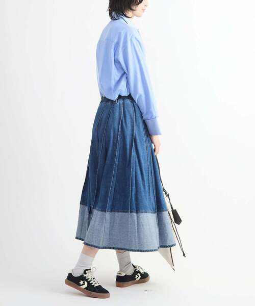 CONVERSE TOKYO（コンバーストウキョウ）の「WIDE PLEATED DENIM FLARE SKIRT（スカート・レディース・インディゴブルー/ブラック・FREE）」の4枚目の写真