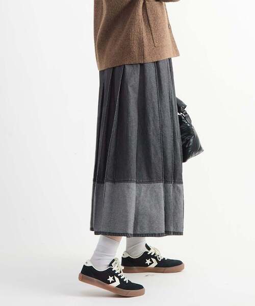 CONVERSE TOKYO（コンバーストウキョウ）の「WIDE PLEATED DENIM FLARE SKIRT（スカート・レディース・インディゴブルー/ブラック・FREE）」の5枚目の写真