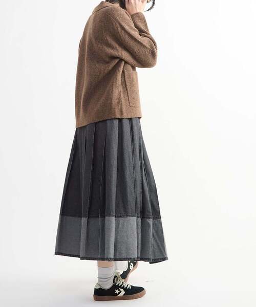 CONVERSE TOKYO（コンバーストウキョウ）の「WIDE PLEATED DENIM FLARE SKIRT（スカート・レディース・インディゴブルー/ブラック・FREE）」の9枚目の写真