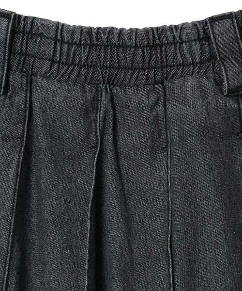 CONVERSE TOKYO（コンバーストウキョウ）の「WIDE PLEATED DENIM FLARE SKIRT（スカート・レディース・インディゴブルー/ブラック・FREE）」の12枚目の写真