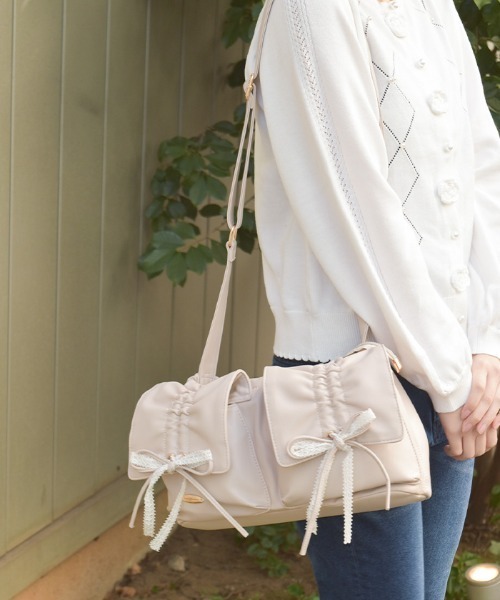 axes femme（アクシーズファム）の「ドロストリボンギャザーバッグ（ボストンバッグ・レディース・ブラック/グレイッシュベージュ・FREE）」の2枚目の写真