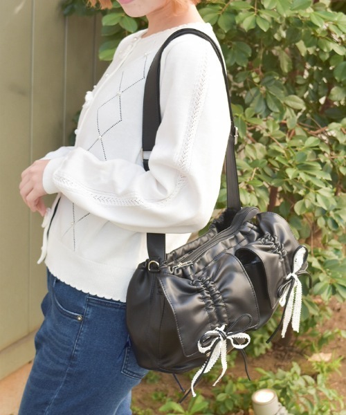 axes femme（アクシーズファム）の「ドロストリボンギャザーバッグ（ボストンバッグ・レディース・ブラック/グレイッシュベージュ・FREE）」の3枚目の写真