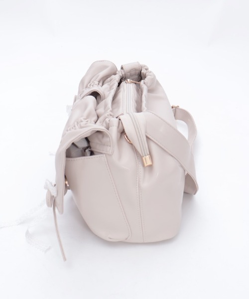 axes femme（アクシーズファム）の「ドロストリボンギャザーバッグ（ボストンバッグ・レディース・ブラック/グレイッシュベージュ・FREE）」の11枚目の写真