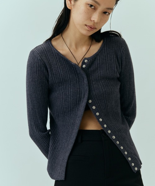 DRWCYS（ドロシーズ）の「スナップボタンリブカーデ（ニット/セーター・レディース・ブラック/グレー/オフホワイト・FREE）」の8枚目の写真