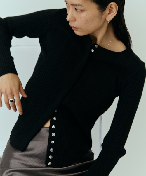 DRWCYS（ドロシーズ）の「スナップボタンリブカーデ（ニット/セーター・レディース・ブラック/グレー/オフホワイト・FREE）」の16枚目の写真
