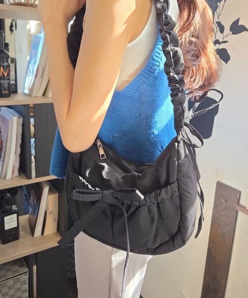 Loco Ocean(ロコオーシャン)の「【リボンモチーフ】メタリック ギャザーハンドル くしゅくしゅ / ハンドバッグ ショルダーバッグ(ショルダーバッグ・レディース・ブラック/シルバー・ONE SIZE)」の1枚目の写真