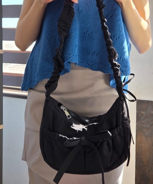 Loco Ocean(ロコオーシャン)の「【リボンモチーフ】メタリック ギャザーハンドル くしゅくしゅ / ハンドバッグ ショルダーバッグ(ショルダーバッグ・レディース・ブラック/シルバー・ONE SIZE)」の10枚目の写真