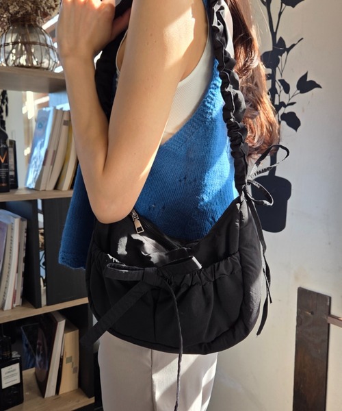 Loco Ocean(ロコオーシャン)の「【リボンモチーフ】メタリック ギャザーハンドル くしゅくしゅ / ハンドバッグ ショルダーバッグ(ショルダーバッグ・レディース・ブラック/シルバー・ONE SIZE)」の6枚目の写真