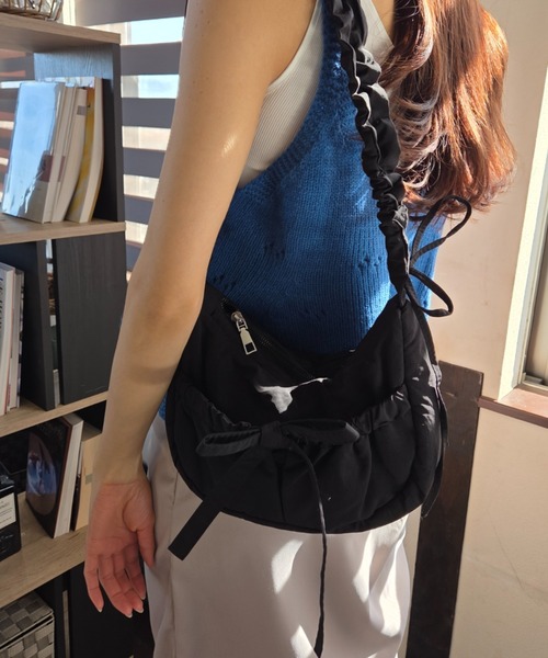 Loco Ocean(ロコオーシャン)の「【リボンモチーフ】メタリック ギャザーハンドル くしゅくしゅ / ハンドバッグ ショルダーバッグ(ショルダーバッグ・レディース・ブラック/シルバー・ONE SIZE)」の3枚目の写真