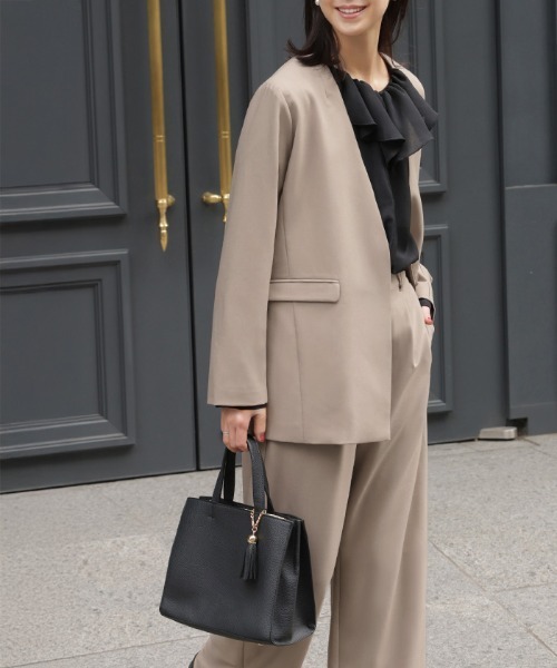 HUG.U（ハグユー）の「「 洗濯機で洗える 」 ジャケット × パンツ 2点セット スーツ（スーツセット・レディース・ベージュ/ダークグレー/ブラック・L(レギュラー丈)/M(レギュラー丈)/L(トール丈)/M(トール丈)）」の22枚目の写真