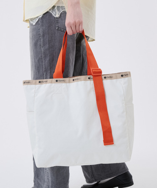 LeSportsac(レスポートサック)の「LG HANDLE ADJ TOTE メレンゲ/マンダリンウェビング(トートバッグ・レディース・ホワイト・FREE)」の2枚目の写真