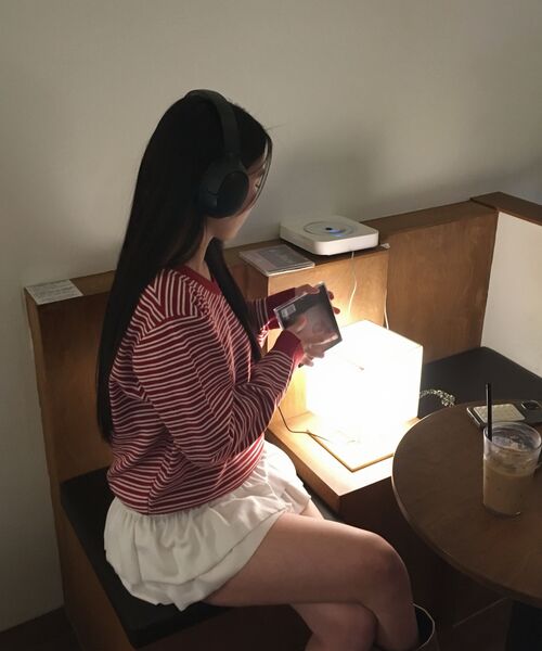 AWESOME STUDIO(オーサムスタジオ)の「クラシック(ストライプ)Vネックニットバーガンディ(ニット/セーター・レディース・バーガンディー・FREE)」の2枚目の写真