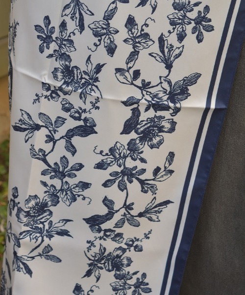 axes femme（アクシーズファム）の「フラワースケッチ柄スカーフ（マフラー・レディース・ホワイト・FREE）」の2枚目の写真