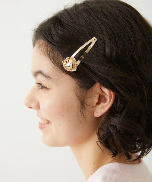 MILKFED.(ミルクフェド)の「STRAWBERRY HAIR CLIP(ヘアピン・レディース・シルバー/ゴールド・ONE SIZE)」の5枚目の写真