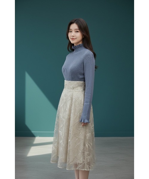 SWINGLE(スウィングル)の「フリルネックリブニットプルオーバー(Tシャツ/カットソー・レディース・オフホワイト/ブラック/ピンク/サックスブルー・フリー)」の3枚目の写真