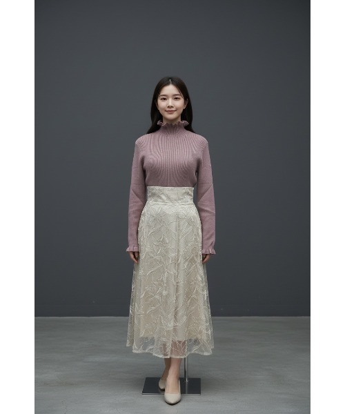 SWINGLE(スウィングル)の「フリルネックリブニットプルオーバー(Tシャツ/カットソー・レディース・オフホワイト/ブラック/ピンク/サックスブルー・フリー)」の4枚目の写真