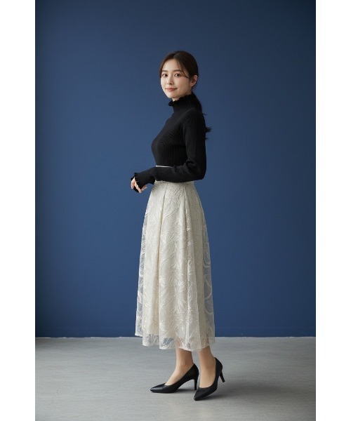 SWINGLE(スウィングル)の「フリルネックリブニットプルオーバー(Tシャツ/カットソー・レディース・オフホワイト/ブラック/ピンク/サックスブルー・フリー)」の2枚目の写真