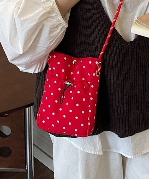 Beststore(ベストストア)の「巾着ミニショルダーバッグ サコッシュ ドローストリング 軽量(ショルダーバッグ・レディース・カーキ/ブラック/ブルー/オフホワイト/ベージュ/ブラック系/ホワイト系/レッド系・FREE)」の8枚目の写真