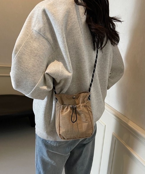 Beststore(ベストストア)の「巾着ミニショルダーバッグ サコッシュ ドローストリング 軽量(ショルダーバッグ・レディース・カーキ/ブラック/ブルー/オフホワイト/ベージュ/ブラック系/ホワイト系/レッド系・FREE)」の5枚目の写真