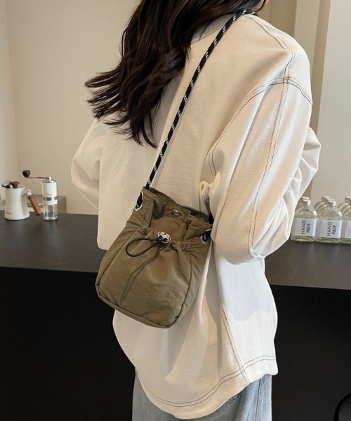 Beststore(ベストストア)の「巾着ミニショルダーバッグ サコッシュ ドローストリング 軽量(ショルダーバッグ・レディース・カーキ/ブラック/ブルー/オフホワイト/ベージュ/ブラック系/ホワイト系/レッド系・FREE)」の6枚目の写真
