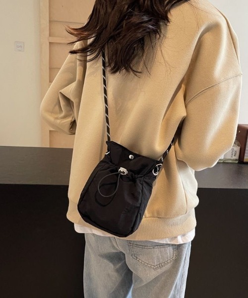 Beststore(ベストストア)の「巾着ミニショルダーバッグ サコッシュ ドローストリング 軽量(ショルダーバッグ・レディース・カーキ/ブラック/ブルー/オフホワイト/ベージュ/ブラック系/ホワイト系/レッド系・FREE)」の1枚目の写真