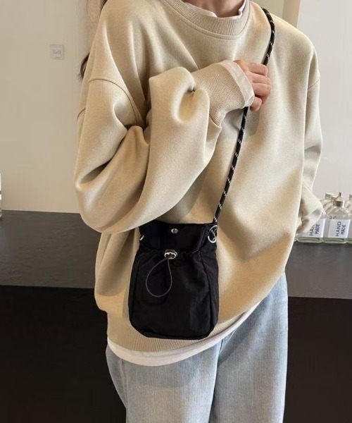 Beststore(ベストストア)の「巾着ミニショルダーバッグ サコッシュ ドローストリング 軽量(ショルダーバッグ・レディース・カーキ/ブラック/ブルー/オフホワイト/ベージュ/ブラック系/ホワイト系/レッド系・FREE)」の9枚目の写真