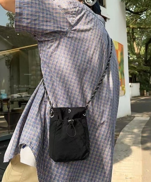Beststore(ベストストア)の「巾着ミニショルダーバッグ サコッシュ ドローストリング 軽量(ショルダーバッグ・レディース・カーキ/ブラック/ブルー/オフホワイト/ベージュ/ブラック系/ホワイト系/レッド系・FREE)」の12枚目の写真