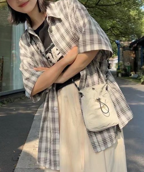 Beststore(ベストストア)の「巾着ミニショルダーバッグ サコッシュ ドローストリング 軽量(ショルダーバッグ・レディース・カーキ/ブラック/ブルー/オフホワイト/ベージュ/ブラック系/ホワイト系/レッド系・FREE)」の16枚目の写真