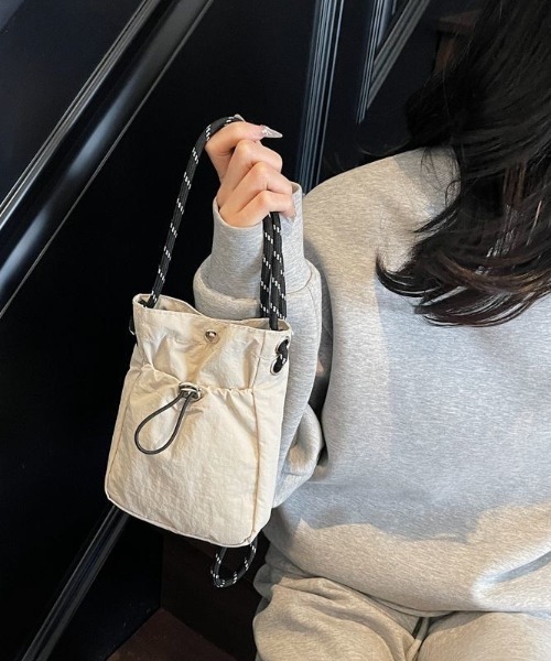 Beststore(ベストストア)の「巾着ミニショルダーバッグ サコッシュ ドローストリング 軽量(ショルダーバッグ・レディース・カーキ/ブラック/ブルー/オフホワイト/ベージュ/ブラック系/ホワイト系/レッド系・FREE)」の18枚目の写真