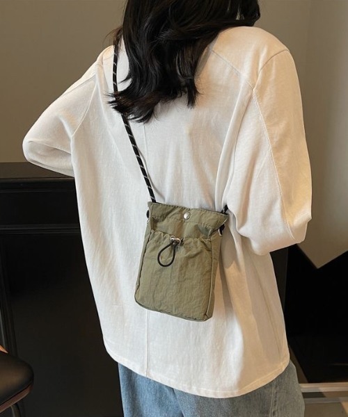 Beststore(ベストストア)の「巾着ミニショルダーバッグ サコッシュ ドローストリング 軽量(ショルダーバッグ・レディース・カーキ/ブラック/ブルー/オフホワイト/ベージュ/ブラック系/ホワイト系/レッド系・FREE)」の21枚目の写真