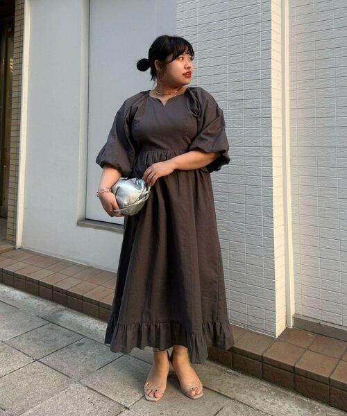 Jena espace merveilleux（ジェナ　エスパスメルヴェイユ）の「【WEB限定/インフルエンサー企画】バルーン袖切替ワンピ（ワンピース・レディース・オフホワイト/サックスブルー/チャコールグレー・FREE）」の2枚目の写真
