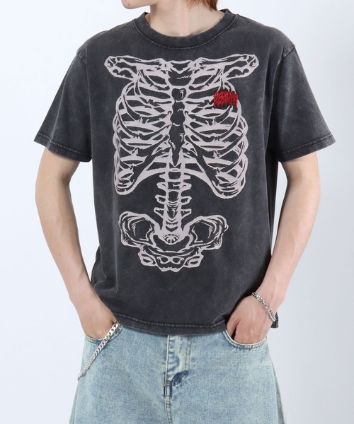 Salong hameu(サロン ハミュー)の「SNS映え ボーンプリントTシャツ/骨グラフィック トライバル刺繍/コンパクトシルエット/グランジ 韓国ストリート/ユニセックス(Tシャツ/カットソー・メンズ・カモフラージュ/ブラック系その他/ブラック・M/L/S)」の2枚目の写真