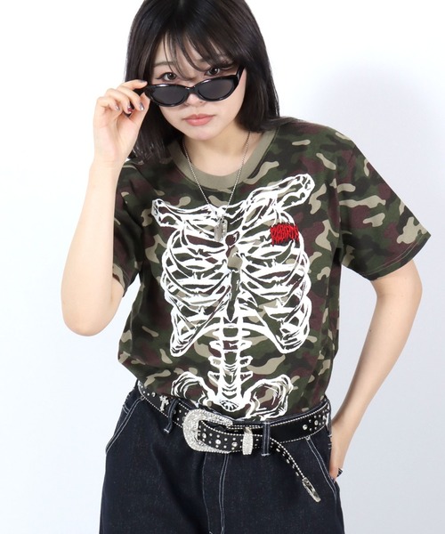 Salong hameu(サロン ハミュー)の「SNS映え ボーンプリントTシャツ/骨グラフィック トライバル刺繍/コンパクトシルエット/グランジ 韓国ストリート/ユニセックス(Tシャツ/カットソー・メンズ・カモフラージュ/ブラック系その他/ブラック・M/L/S)」の3枚目の写真