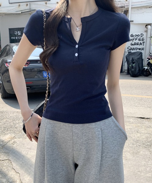 2ly2(トゥーリートゥー)の「ヘンリーネックTシャツ 半袖 リブ素材 前ボタン コンパクトトップス(Tシャツ/カットソー・レディース・ホワイト/グレー/ネイビー・FREE)」の3枚目の写真