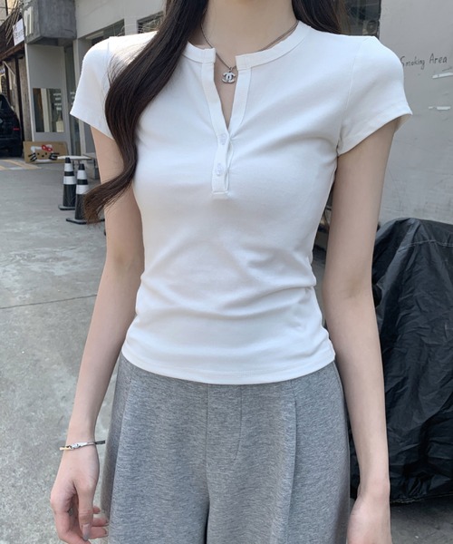 2ly2(トゥーリートゥー)の「ヘンリーネックTシャツ 半袖 リブ素材 前ボタン コンパクトトップス(Tシャツ/カットソー・レディース・ホワイト/グレー/ネイビー・FREE)」の4枚目の写真