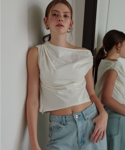 ORGUE（オルグ）の「Drape one-shoulder cut tops/ドレープワンショルダーカットトップス（Tシャツ/カットソー・レディース・ホワイト/サックスブルー/ブラック・FREE）」の2枚目の写真