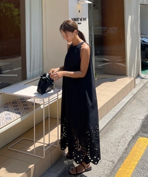 Aelina（エリナ）の「ホルターネックパンチングレースワンピース（ワンピース・レディース・ブラック・FREE）」の8枚目の写真