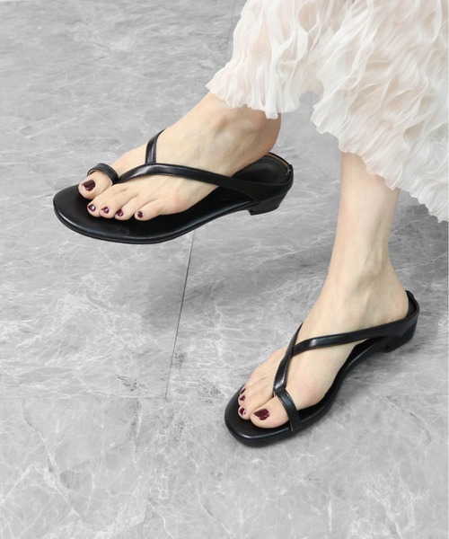 THE CELL.(ザセルドット)の「サムループ ナローストラップサンダル THUMB LOOP NARROW STRAP SANDALS(サンダル・レディース・ブラック・37/35/39)」の3枚目の写真