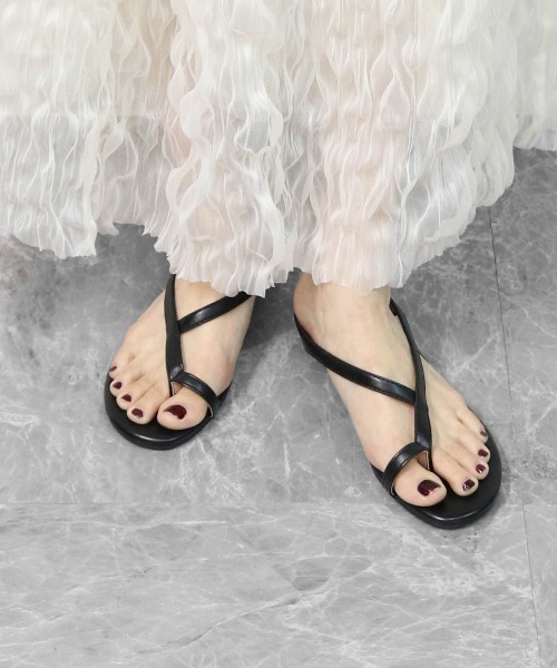 THE CELL.(ザセルドット)の「サムループ ナローストラップサンダル THUMB LOOP NARROW STRAP SANDALS(サンダル・レディース・ブラック・37/35/39)」の2枚目の写真