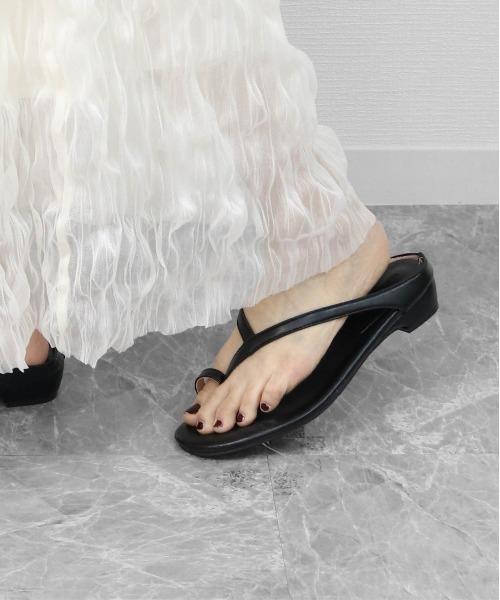 THE CELL.(ザセルドット)の「サムループ ナローストラップサンダル THUMB LOOP NARROW STRAP SANDALS(サンダル・レディース・ブラック・37/35/39)」の4枚目の写真