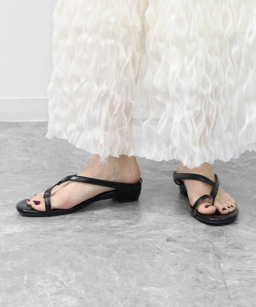THE CELL.(ザセルドット)の「サムループ ナローストラップサンダル THUMB LOOP NARROW STRAP SANDALS(サンダル・レディース・ブラック・37/35/39)」の6枚目の写真